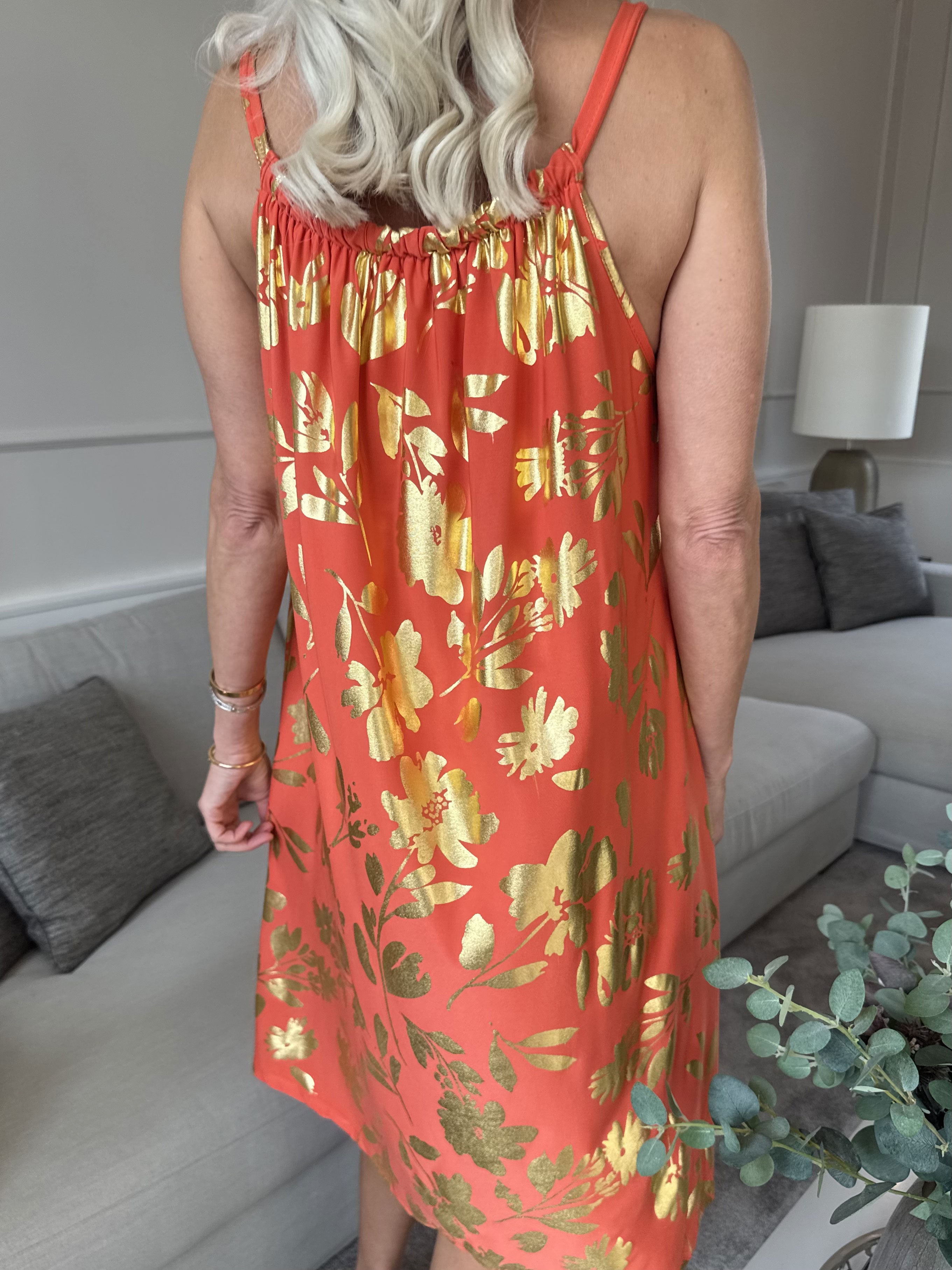 SunLove Gold Flower - Elastisk stropkjole med store guldblade